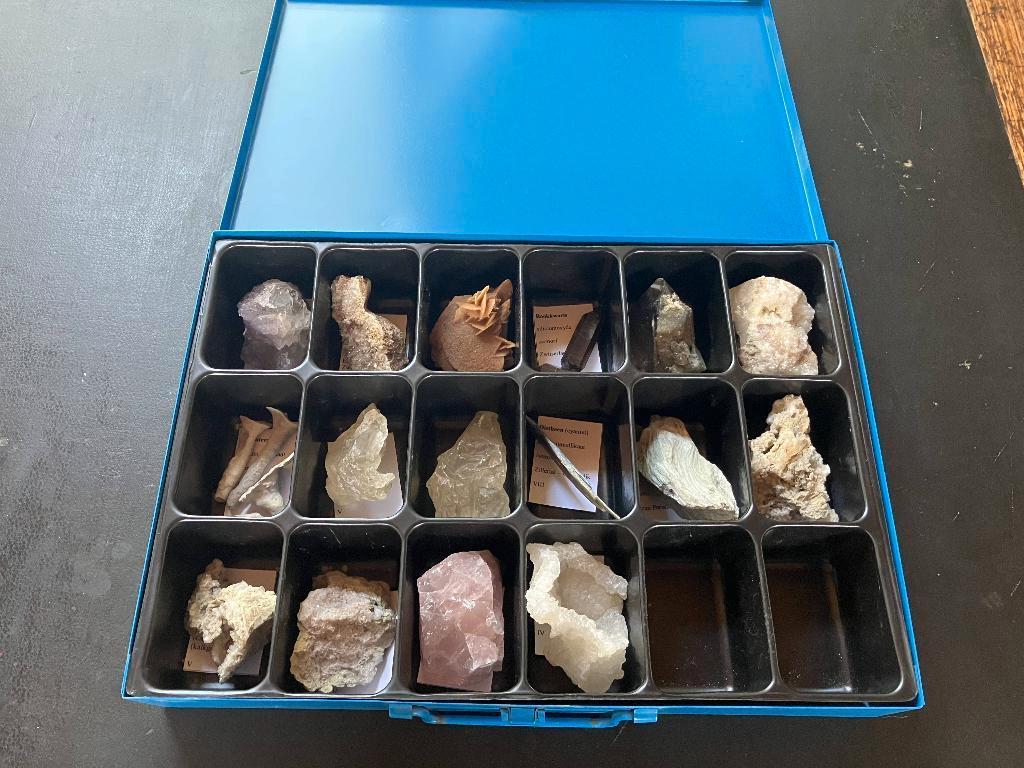 16 mineralen in metalen verzameldoos, Ophalen of Verzenden, Mineraal