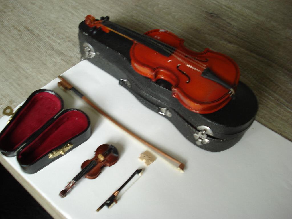 2 MINI VIOLEN  7 CM EN 20 CM, Overige formaten, Viool, Ophalen of Verzenden, Zo goed als nieuw