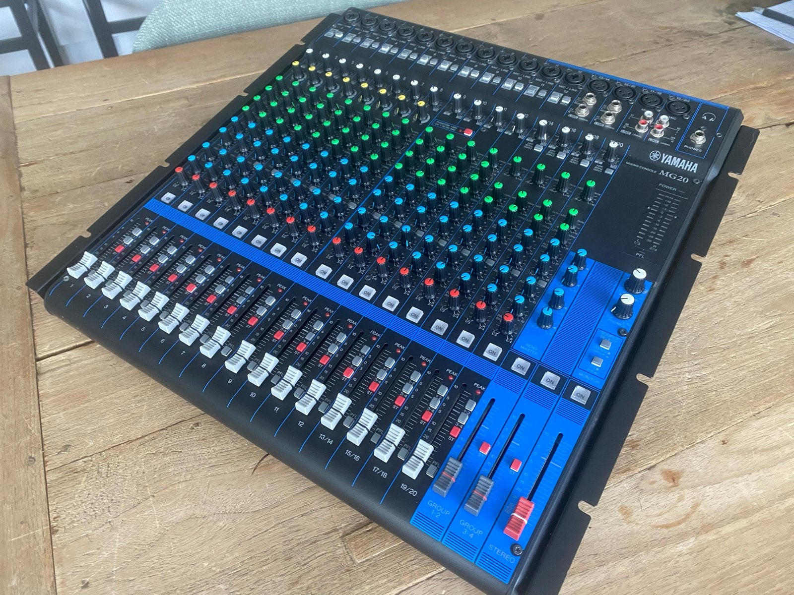 Yamaha MG20 Mengpaneel - 20-kanaals incl. rackmount, Muziek en Instrumenten, Mengpanelen, Microfooningang, Ophalen of Verzenden