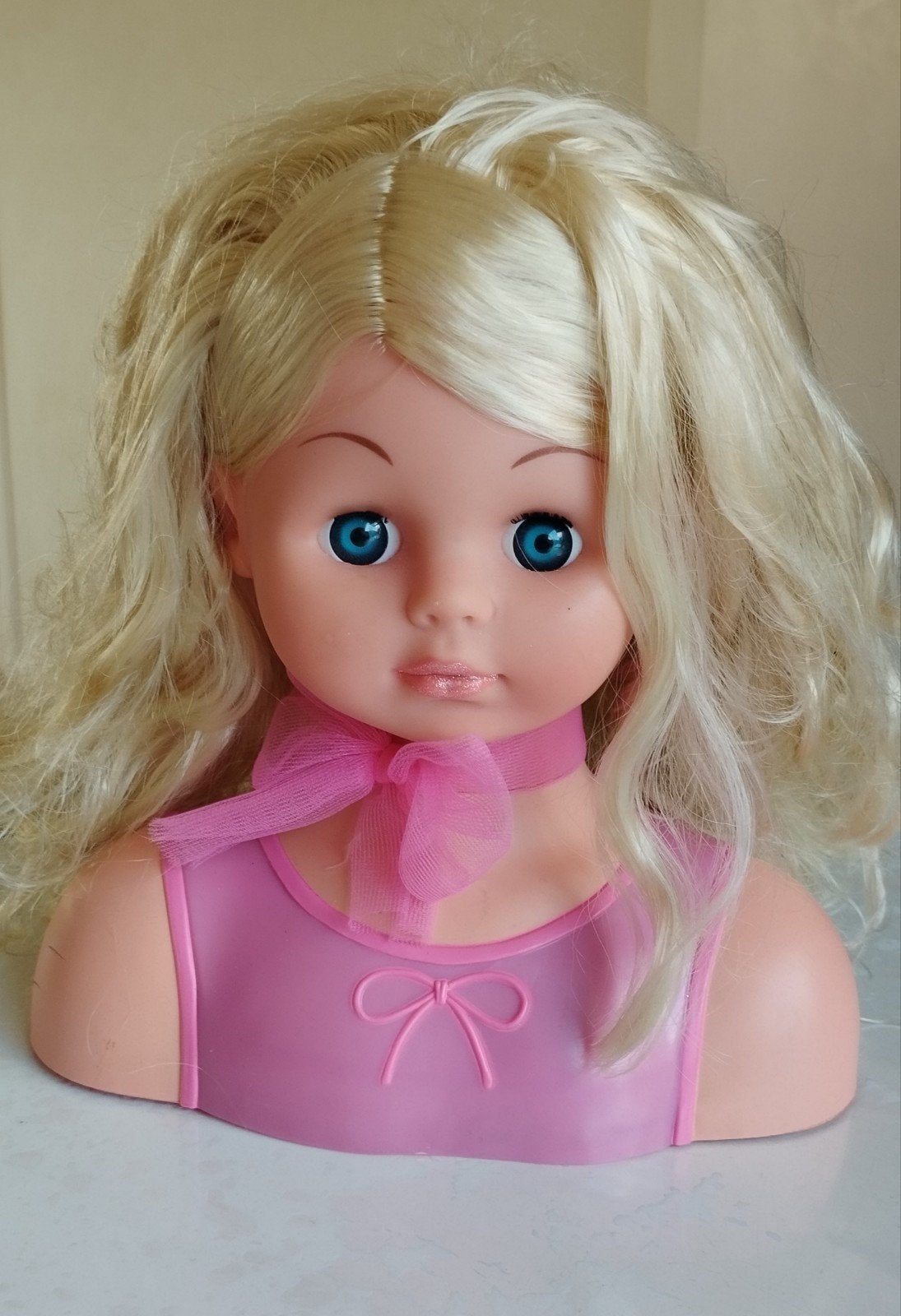 Make-up pop met blond haar en blauwe ogen, Kinderen en Baby's, Ophalen, Zo goed als nieuw, Overige typen