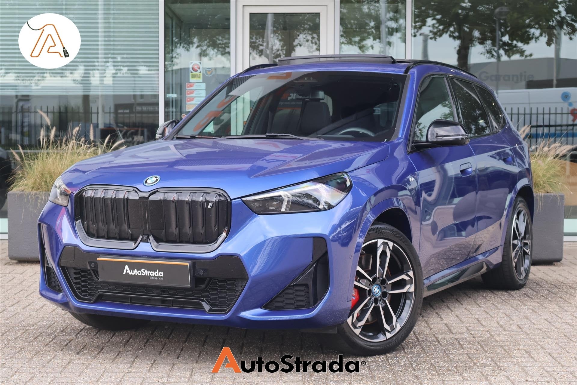 BMW Ix1 (u11) xDrive30 M-Sport 313pk | Shadow | Pano | Harma, Auto's, Automaat, Dealer onderhouden, Gebruikt, Met garantie (alle)