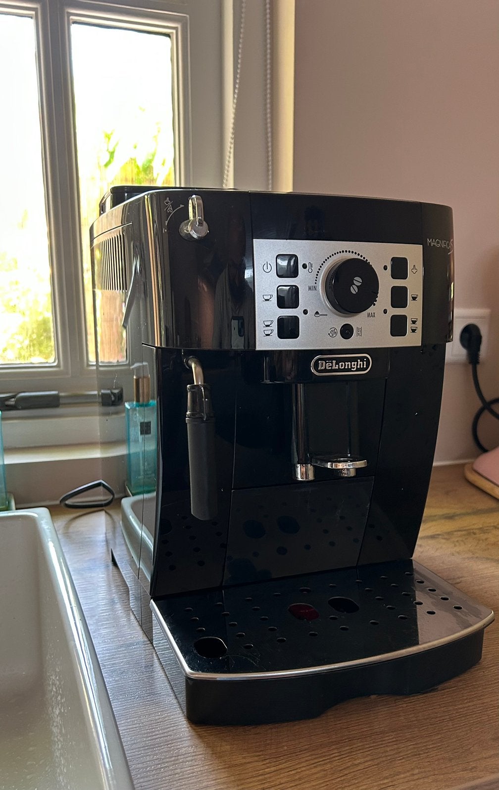 DeLonghi - Magnifica S - Volautomatische espressomachine, Espresso apparaat, Koffiebonen, Zo goed als nieuw, Ophalen
