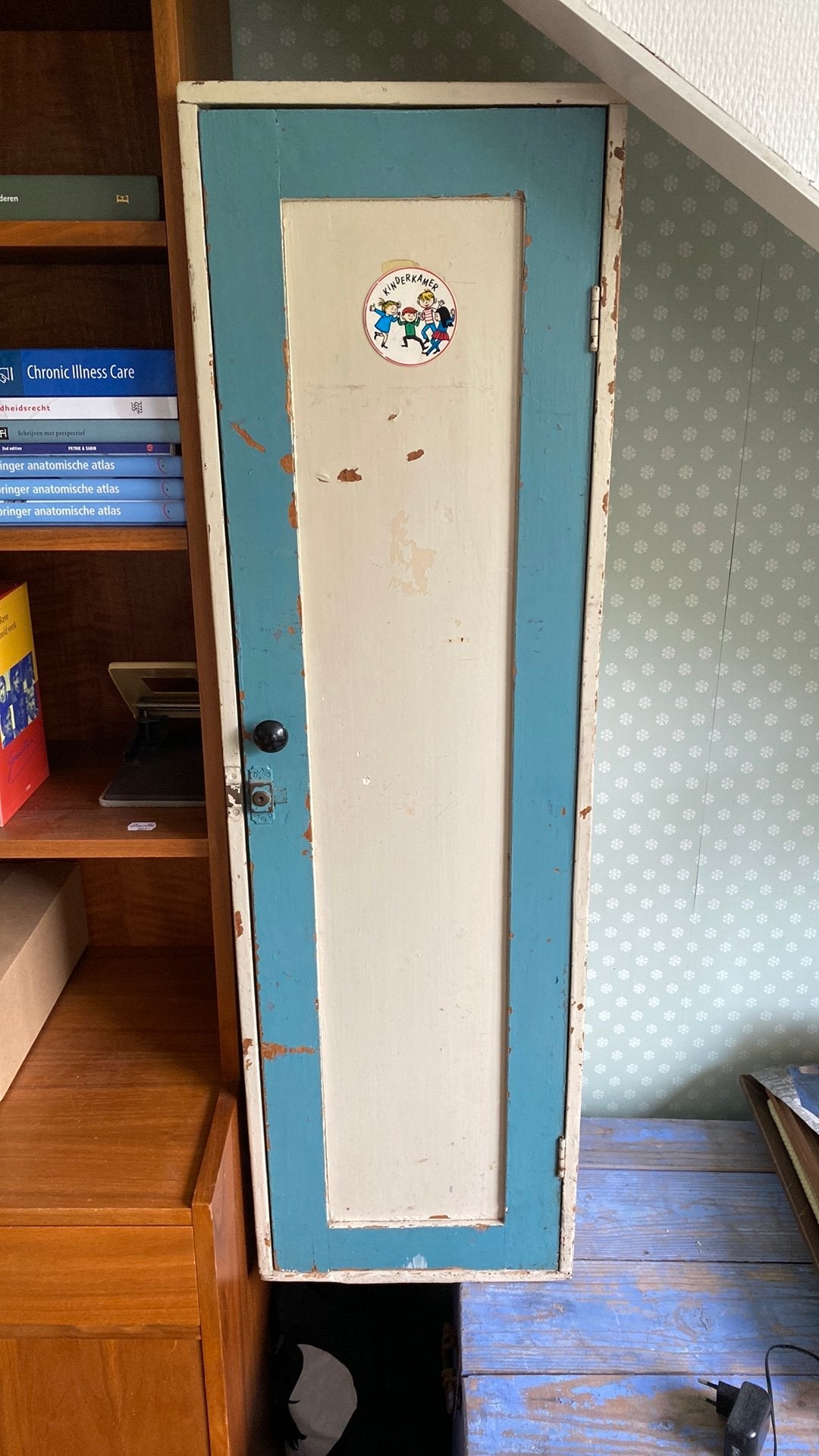 Vintage houten Kast 108 cm x 32 en 28 cm diep, Ophalen, Gebruikt