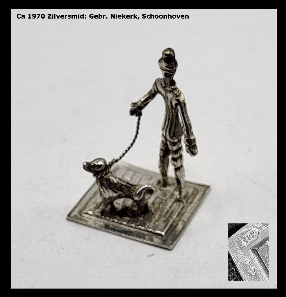 Miniatuur zilver man loopt met hond, Nederlands gekeurd, Ophalen of Verzenden, Zilver