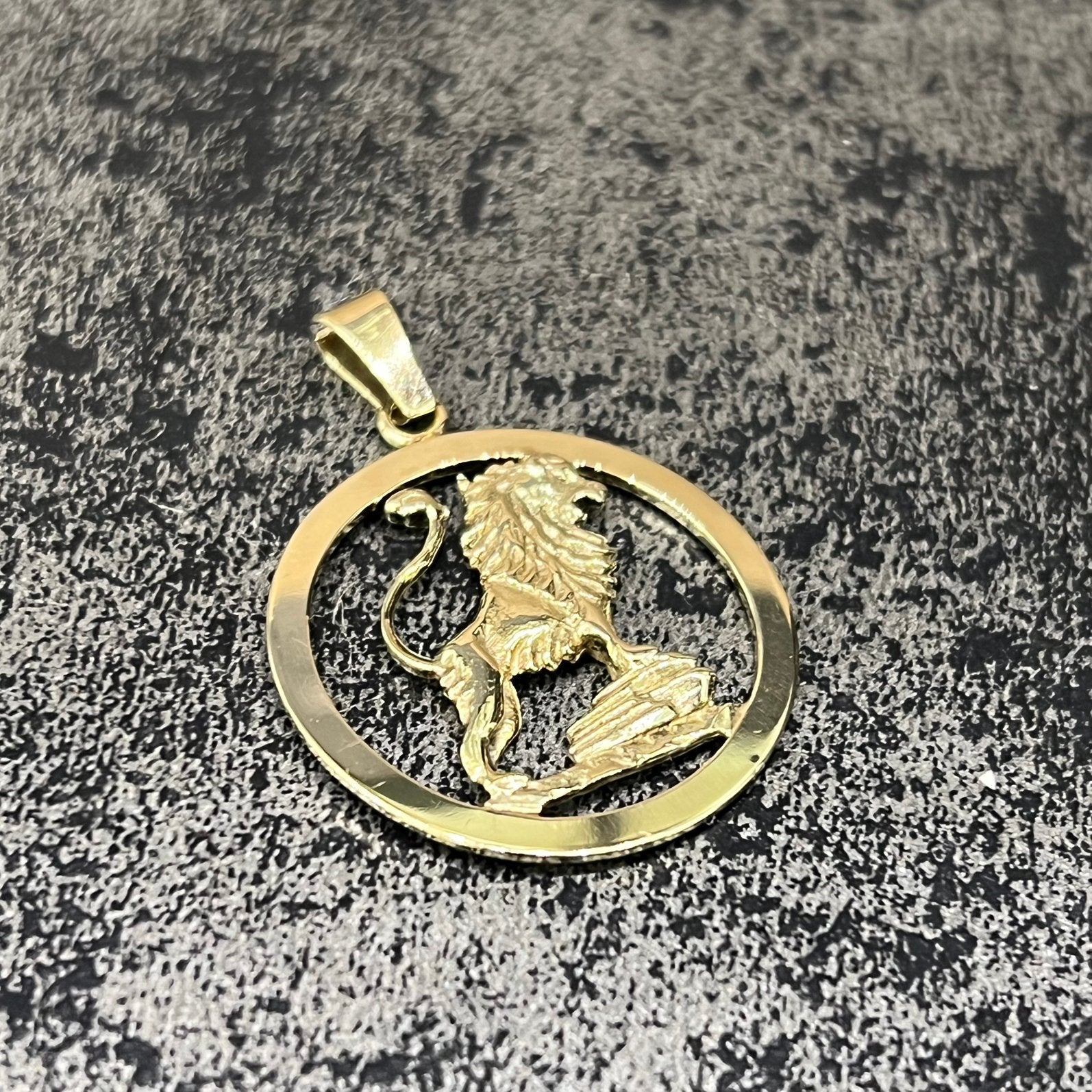 14 karaat gouden hanger leeuw massief, Ophalen of Verzenden, Zo goed als nieuw, Goud, Kruis of Symbool