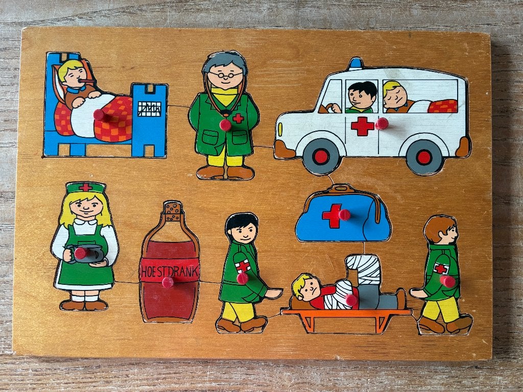 Vintage houten knopjespuzzel ziekenhuis, Kinderen en Baby's, 2 tot 4 jaar, Gebruikt, Ophalen of Verzenden, Van hout