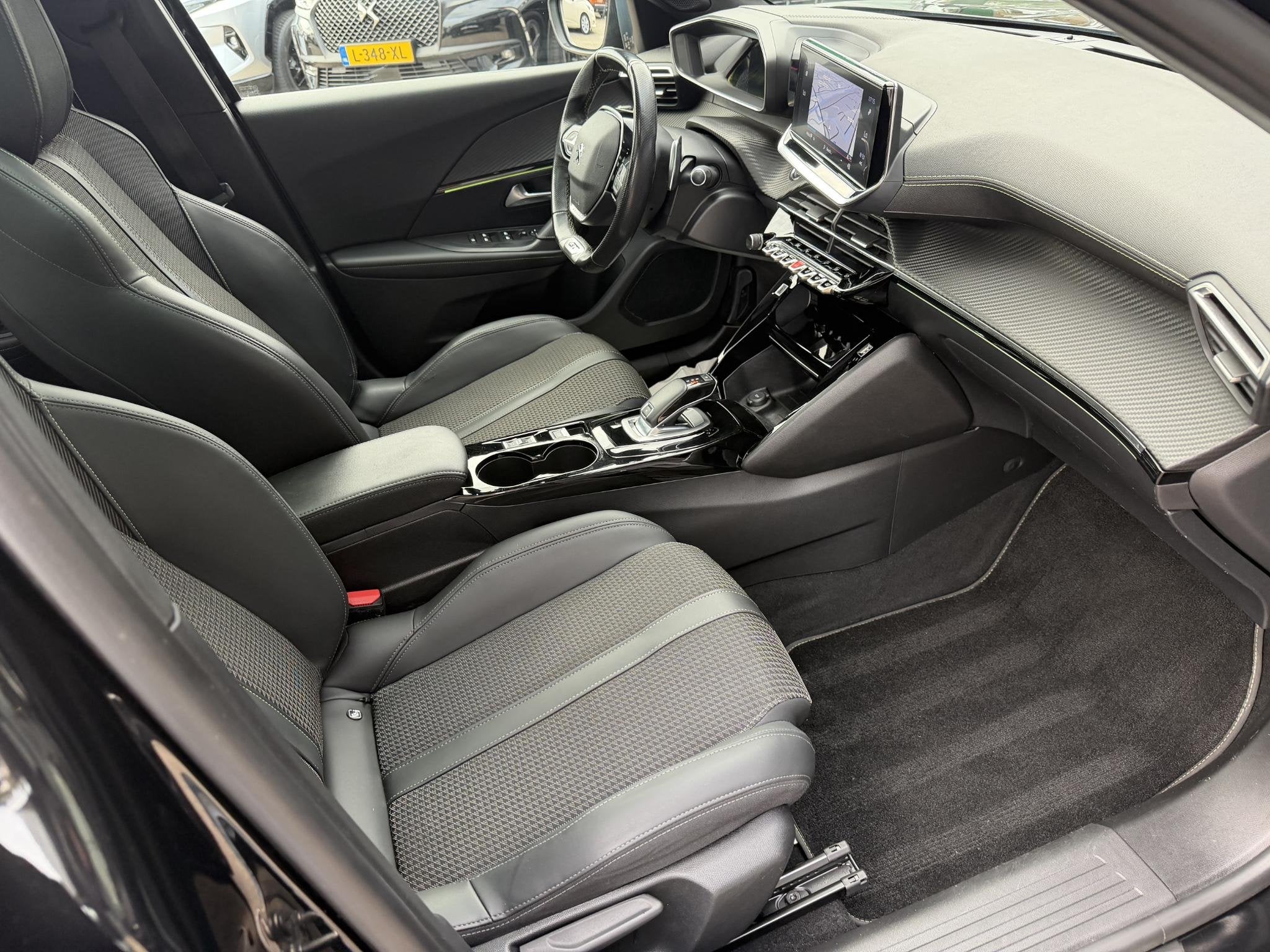 Peugeot 2008 1.2 PureTech GT-Line TREKHAAK | LEDER | AWD | 3, Gebruikt, Euro 6, 1199 cc, Leder en Stof