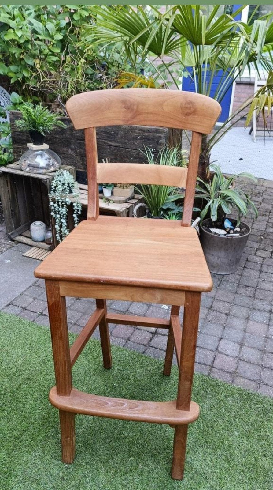 Stevige houten barkruk met rugleuning - Landelijke stijl, Huis en Inrichting, Barkrukken, Ophalen, Gebruikt, Met voetsteun, Hout