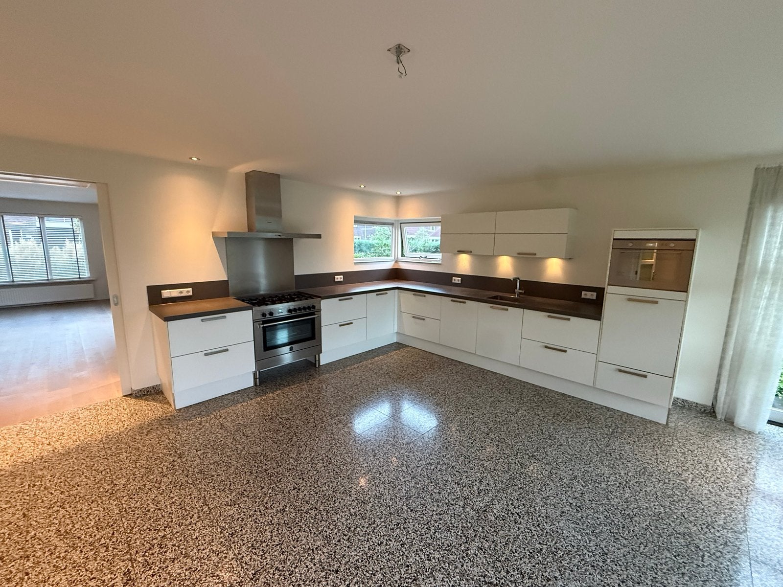 Moderne hoekkeuken met inbouwapparatuur, Huis en Inrichting, Ophalen, Wit, Hoekkeuken, Zo goed als nieuw