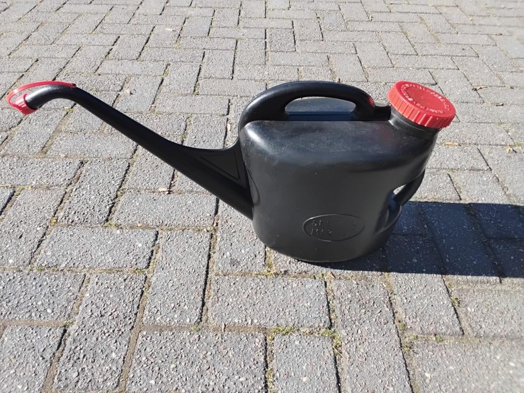 Nieuwe gieter zwart met rode dop, Ophalen of Verzenden, Nieuw