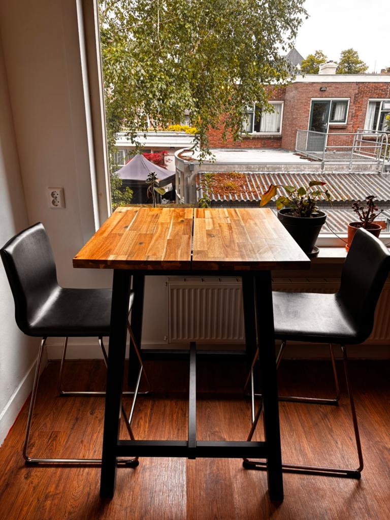 Hoge tafel Ikea SKOGSTA + 2 Volfgang barstoelen leerlook, Ophalen, Gebruikt
