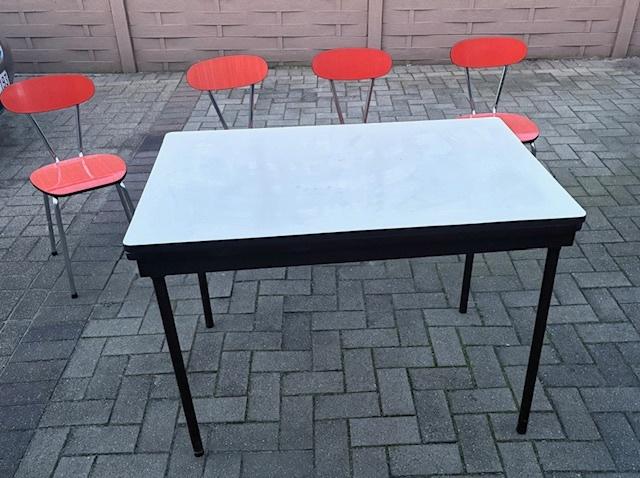 Vintage eettafel met bijhorende oranjekleurige stoeltjes., Ophalen, Gebruikt, Rechthoekig, 50 tot 100 cm