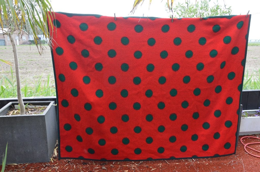 Vintage dralon deken/ sprei/ woondeken rood met groene stipp, Huis en Inrichting, Slaapkamer | Beddengoed, Gebruikt, Tweepersoons