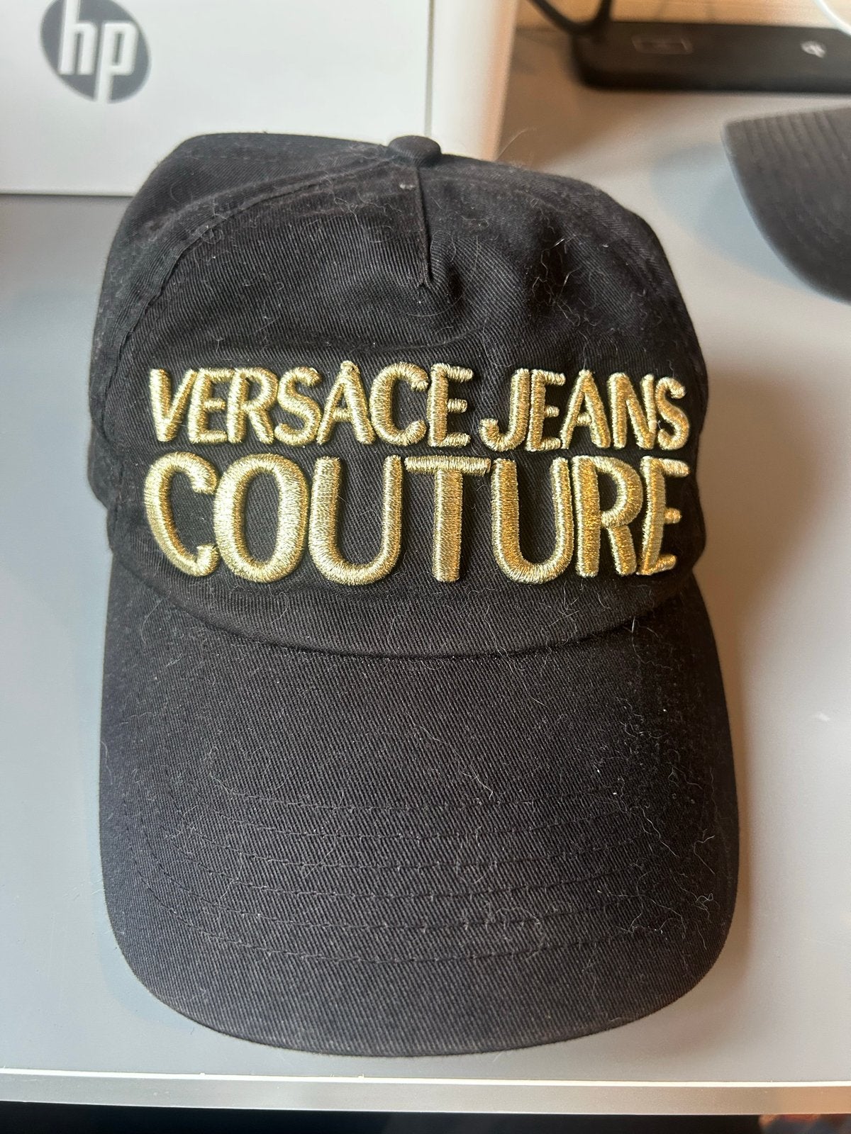 Versace Jeans Couture Pet Zwart met Gouden Logo, Ophalen of Verzenden, Zo goed als nieuw, One size fits all, Pet