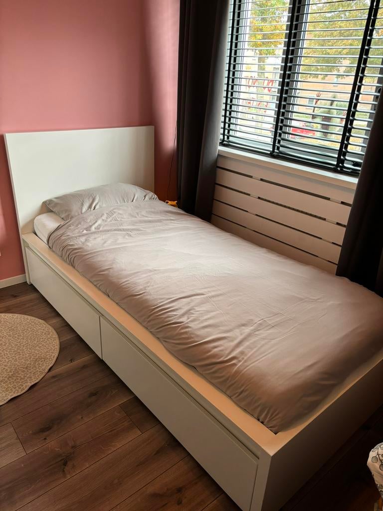 Malm bed Ikea 90x200, Huis en Inrichting, Ophalen, Zo goed als nieuw, Eenpersoons