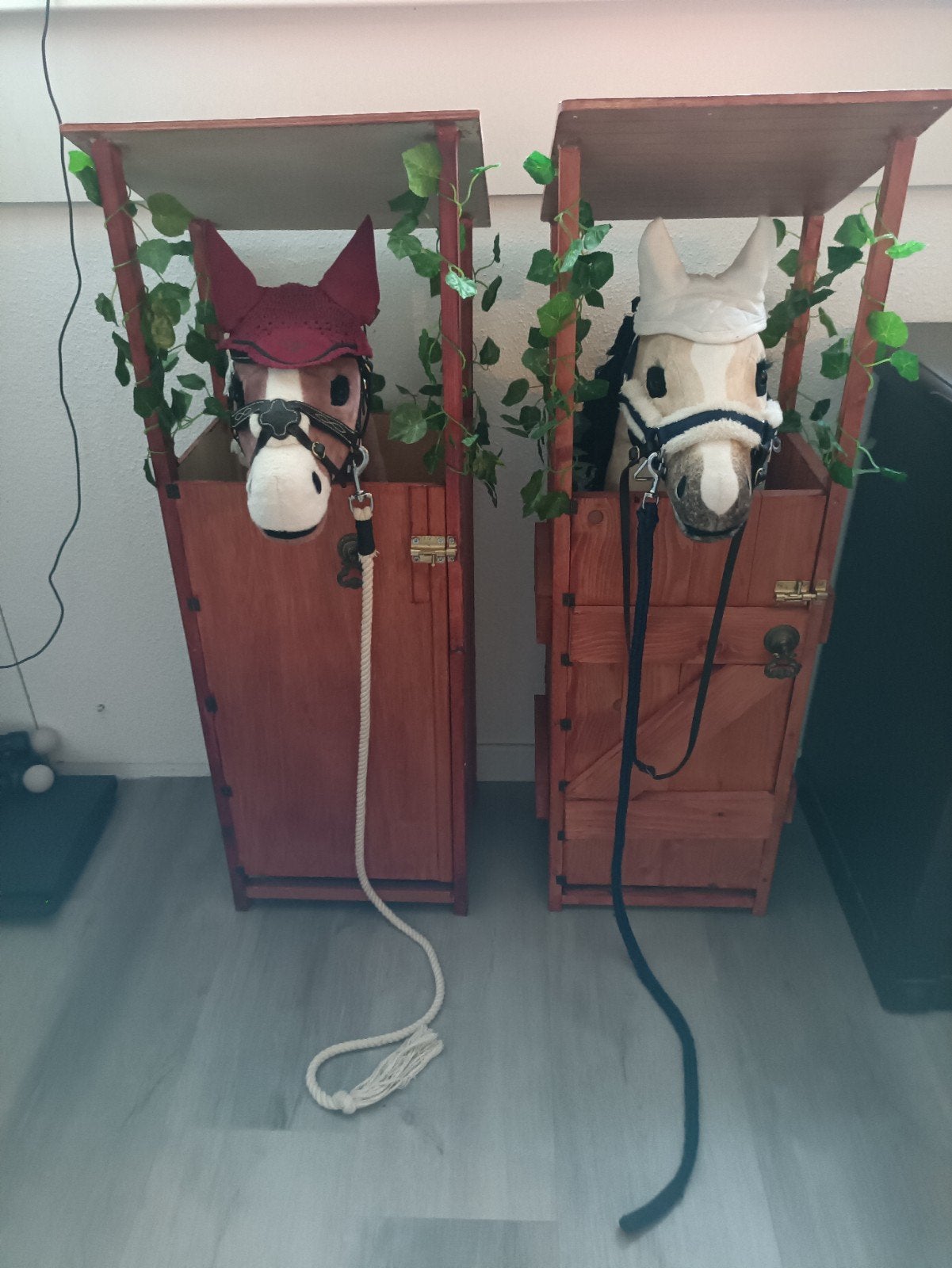 2 X Hobby Horse LeMieux met stalletjes, Ophalen, Gebruikt