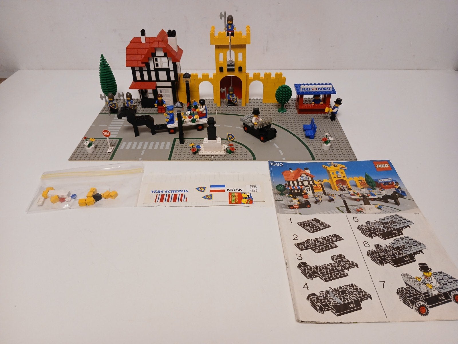 Vintage lego 1592 town square castle met boekje en stickers, Kinderen en Baby's, Speelgoed | Duplo en Lego, Ophalen of Verzenden