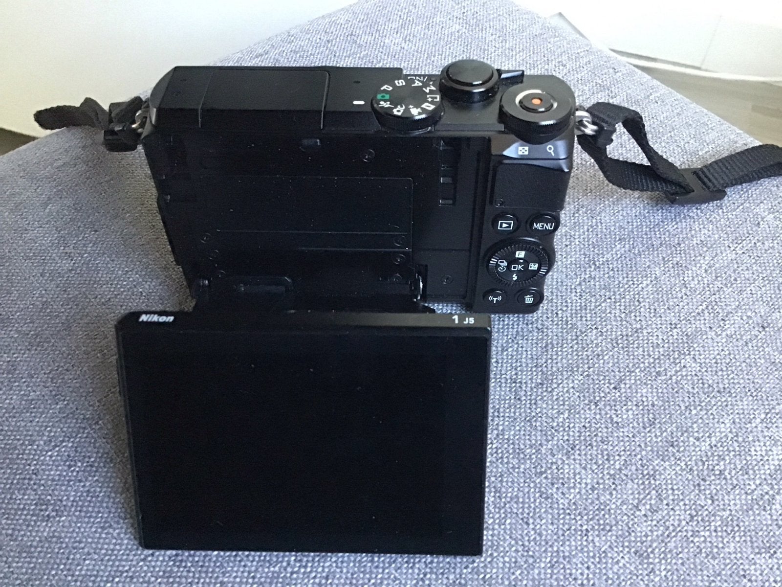 Nikon 1 J5 Systeemcamera met 10-100mm lens en tas, Ingebouwde flitser, Ophalen of Verzenden, Zo goed als nieuw, Accu
