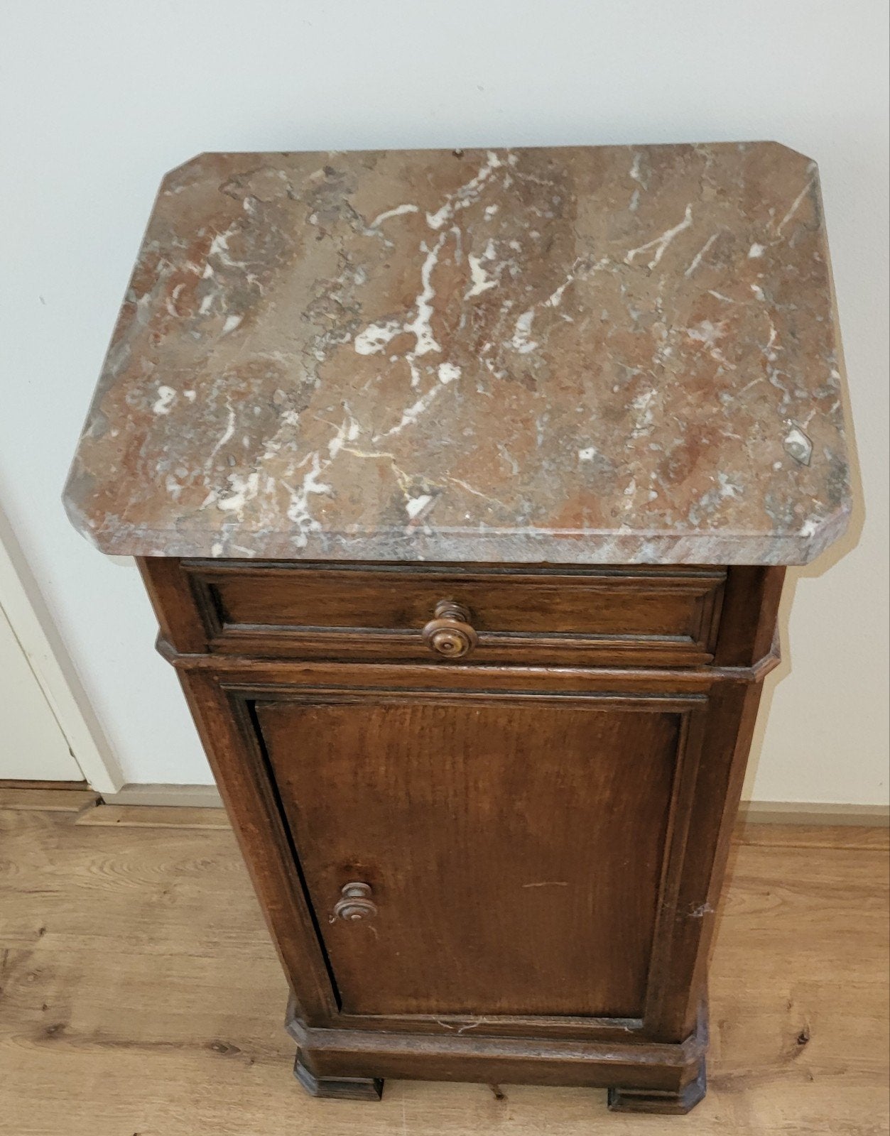 Art Deco kastje met rood bruin marmeren blad, Huis en Inrichting, Slaapkamer | Nachtkastjes, Ophalen, Minder dan 45 cm, Zo goed als nieuw