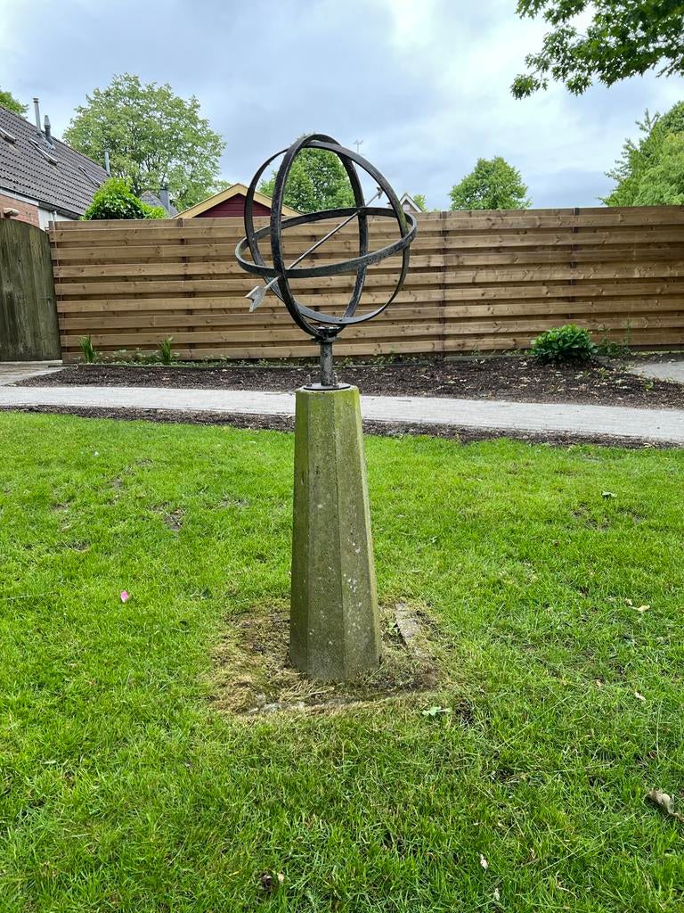 Stalen zonnewijzer met sokkel, Ophalen, Gebruikt