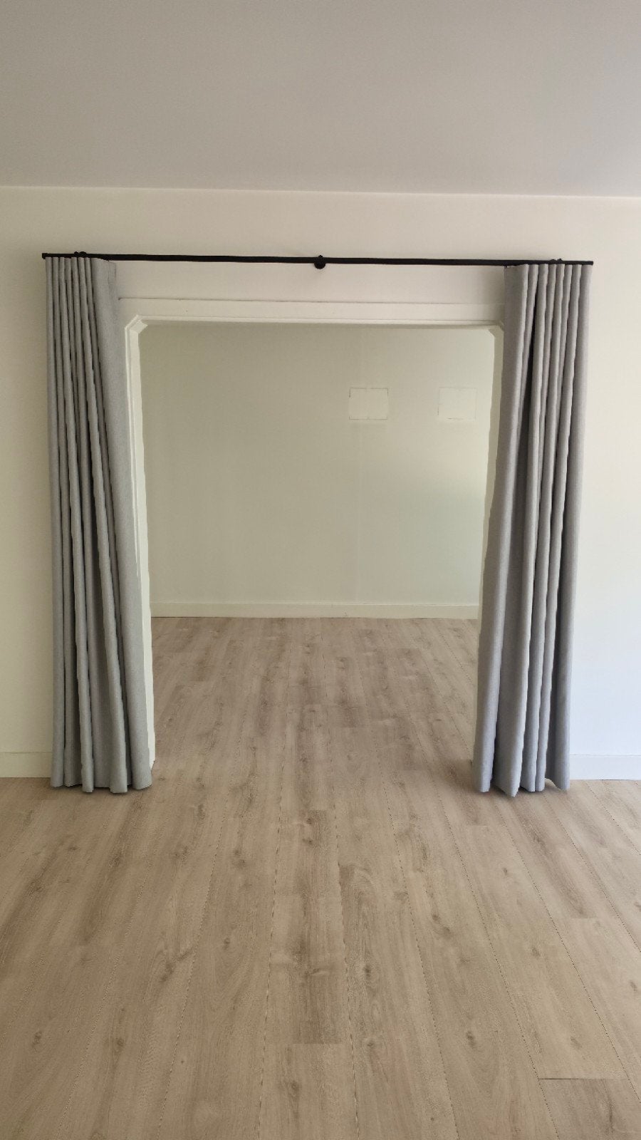 Grijze gordijnen met rails en ophanging, 224x228cm, Ophalen, Inclusief montageonderdelen, Gebruikt, Gordijn