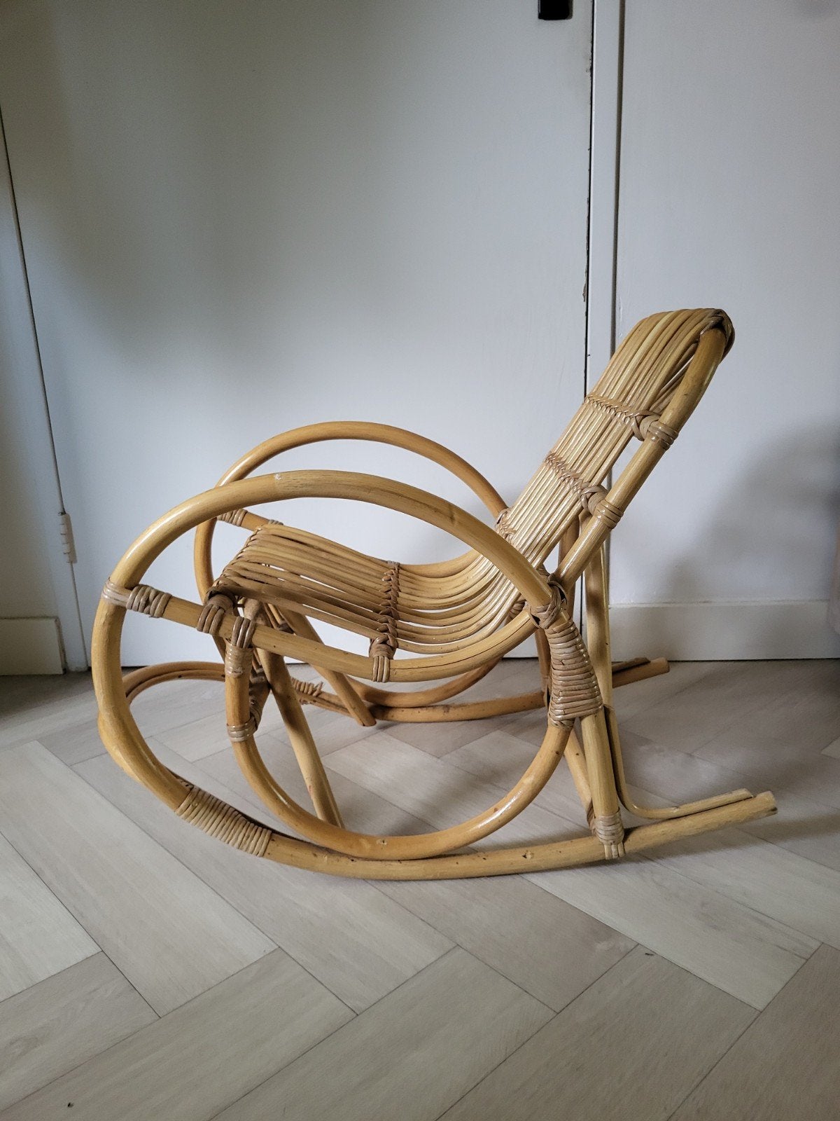 Rotan schommelstoel, Ophalen
