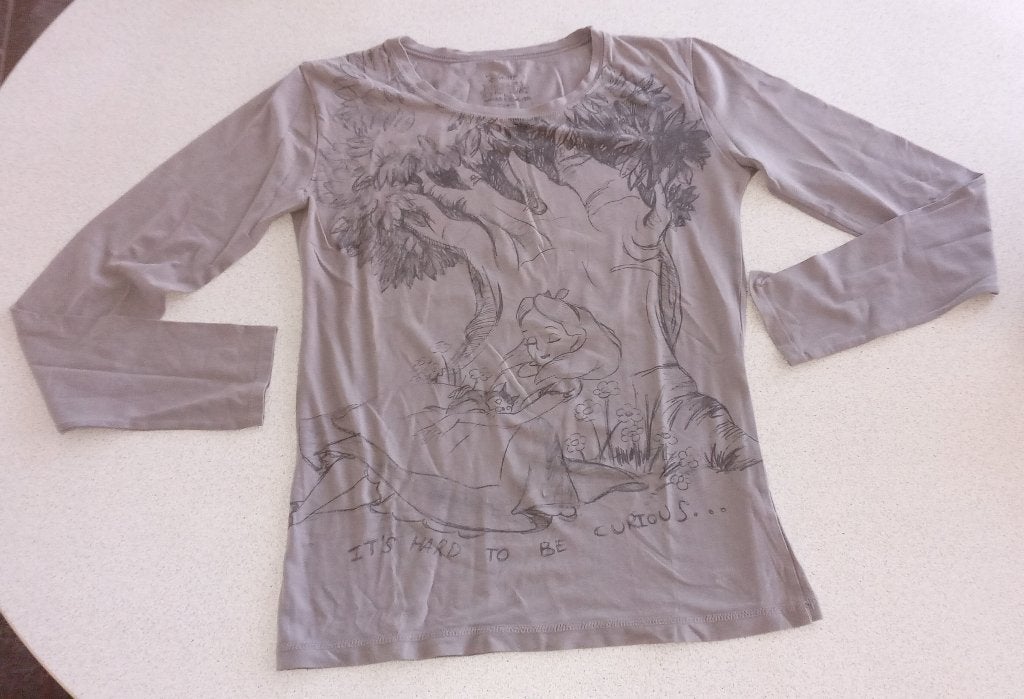 Disney Alice in Wonderland longsleeve prachtig! potloodprint, Ophalen of Verzenden, Overige figuren, Nieuw, Kleding of Textiel