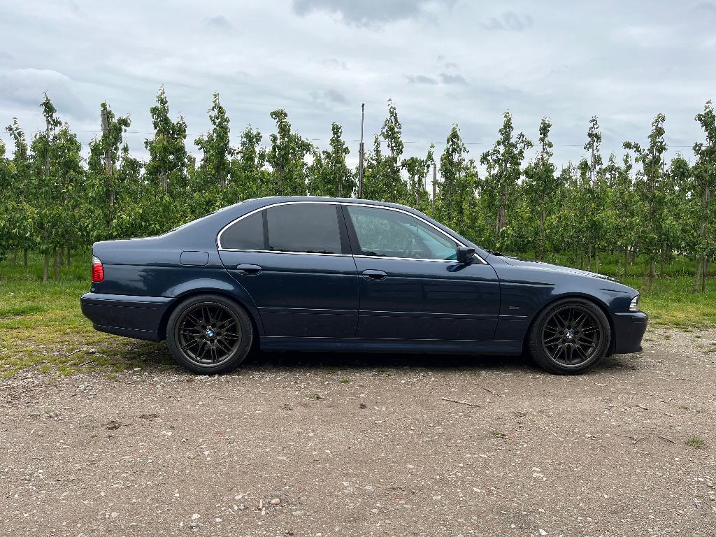 BMW 520i E39 2001 Blauw, Blauw, Sedan, 1700 kg, Onderhoudsboekje