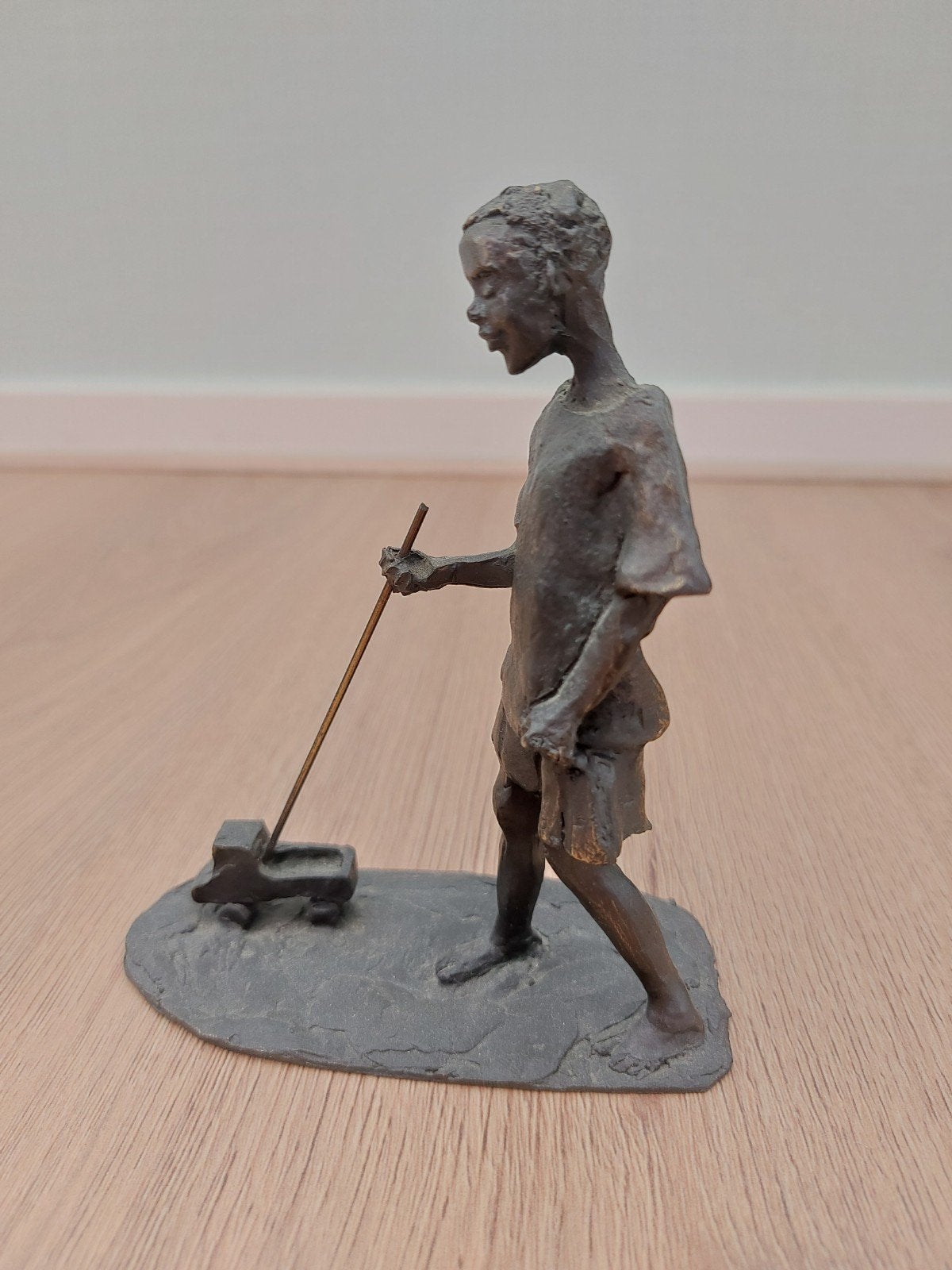 Corry Ammerlaan bronzen beeldje: Spelende jongen met auto, Antiek en Kunst, Verzenden