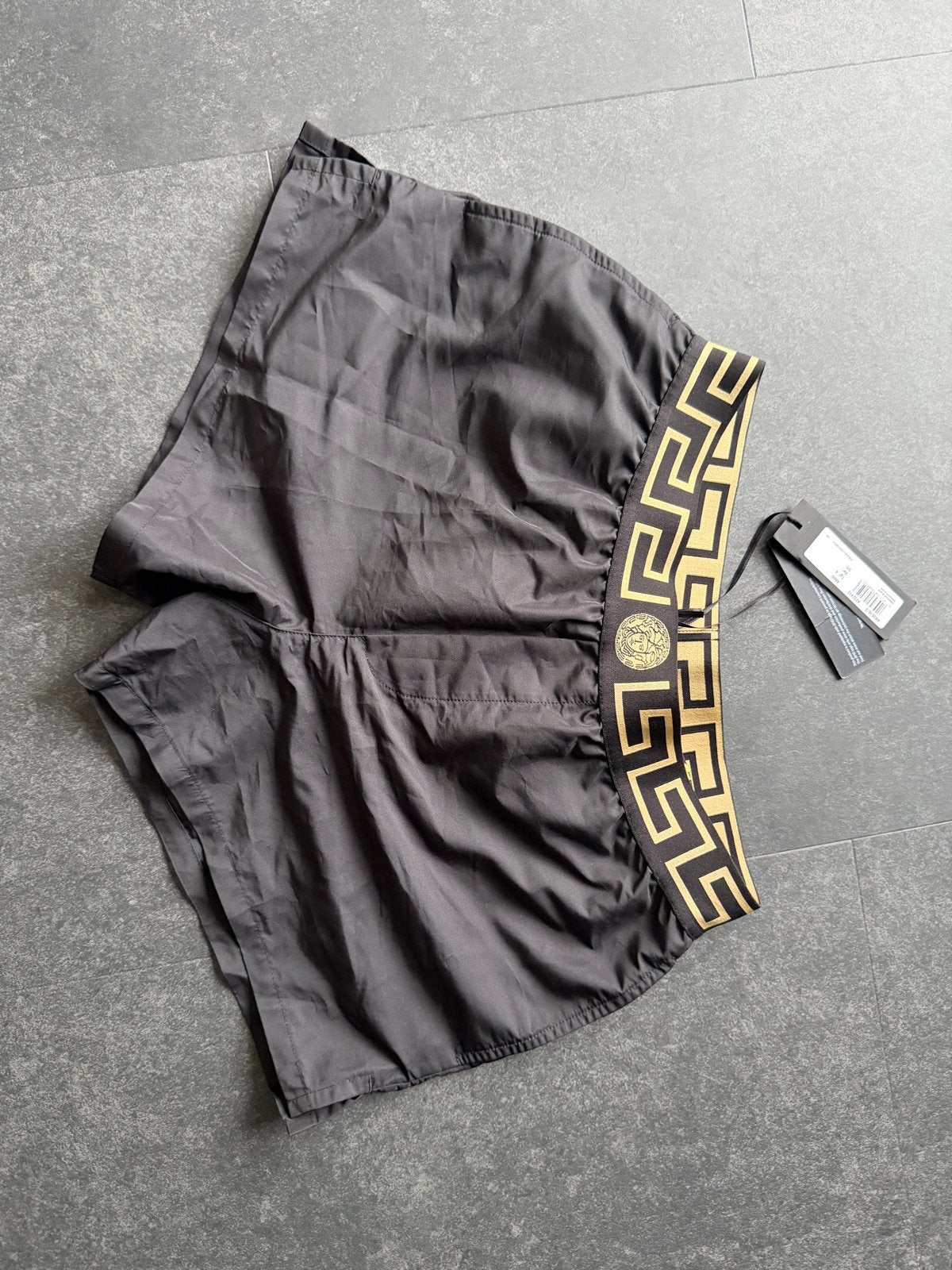 Nieuwe Versace zwemshort met tags - Zwart/Goud, Kleding | Heren, Badmode en Zwemkleding, Ophalen of Verzenden, Maat 48/50 (M)