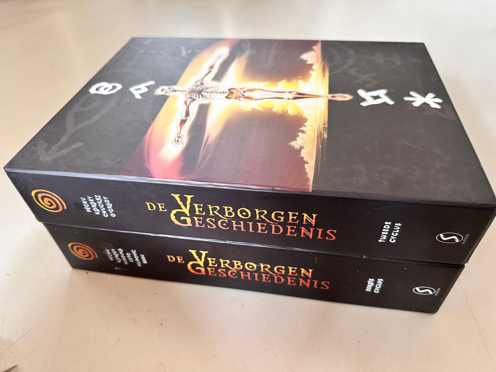 De Verborgen Geschiedenis complete reeks (1-13) + boxen, Complete serie of reeks, Ophalen of Verzenden, Gelezen