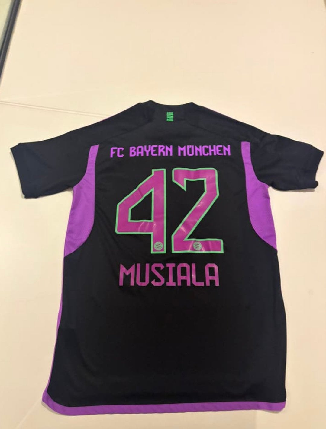 Musiala fc bayern shirt, Eén persoon