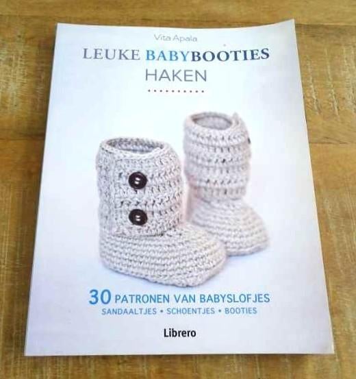 Leuke babybooties haken - Vita Apala - baby haakboek, Verzenden, Zo goed als nieuw, Haken, Patroon of Boek