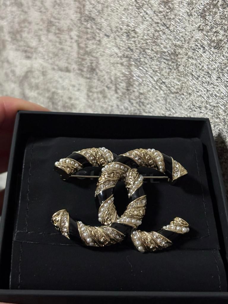 Chanel CC Broche met parels en kristallen, Met kristal, Overige materialen, 4 tot 7 cm, Zwart