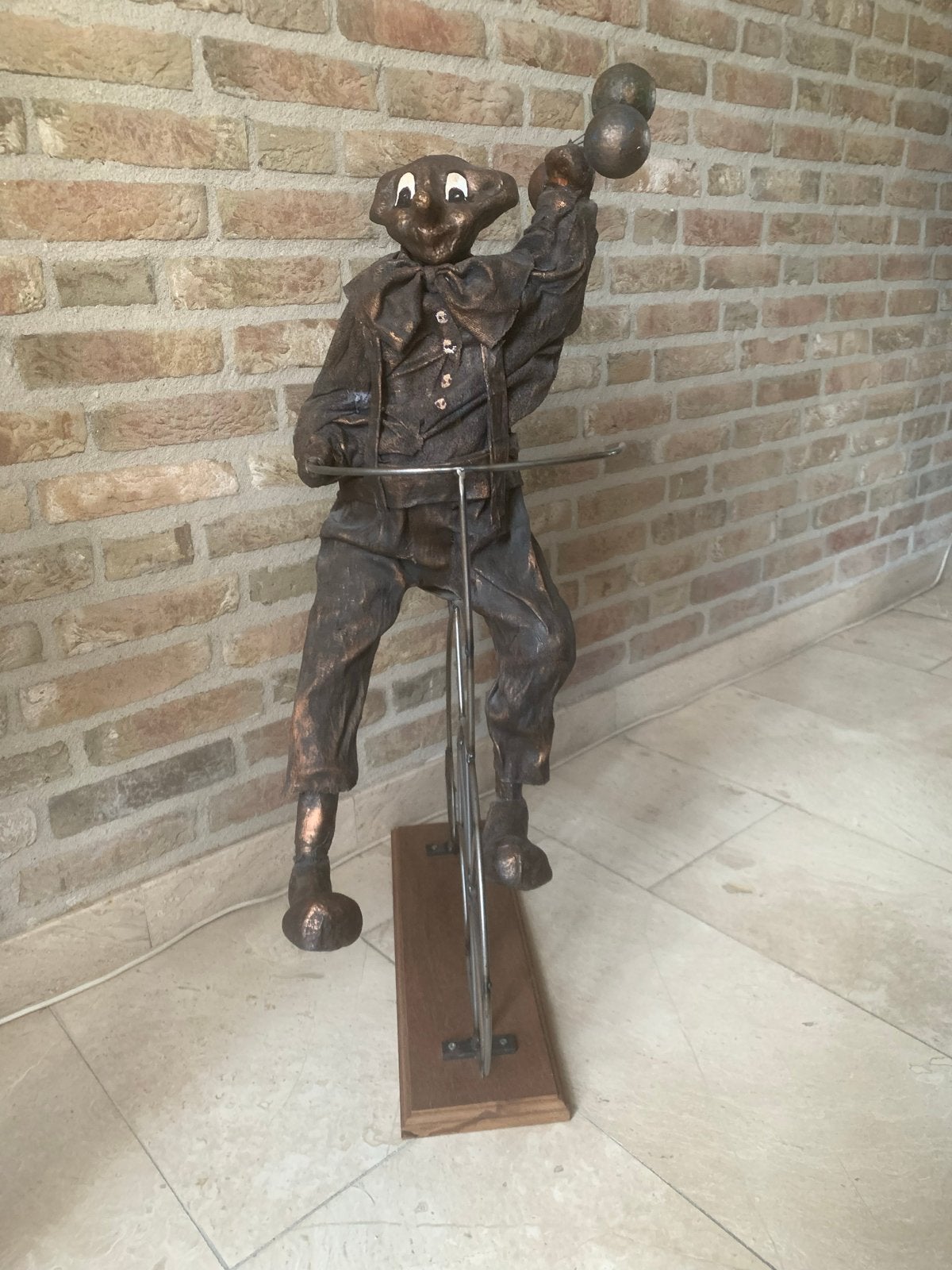 Unieke sculptuur: Clown op fiets met ballonnen, Overige onderwerpen, Op sokkel, Beeld, Bruin
