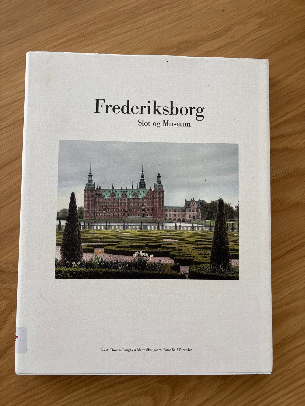 Frederiksborg Slot en Museum - Boek met prachtige foto's, Ophalen of Verzenden, 20e eeuw of later, Zo goed als nieuw