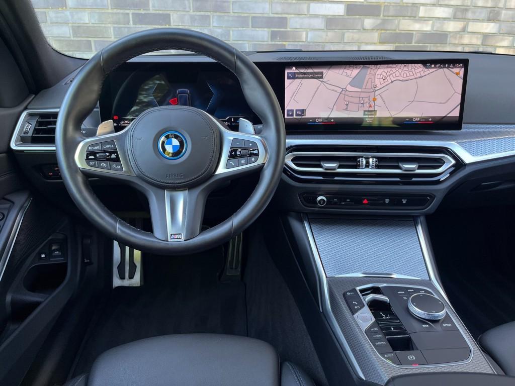 Bmw 3-SERIE 320E TOURING LCi M-SPORT - AD.CRUISE - HU - LIVE, Auto's, 1998 cc, Gebruikt, 4 cilinders, Zwart