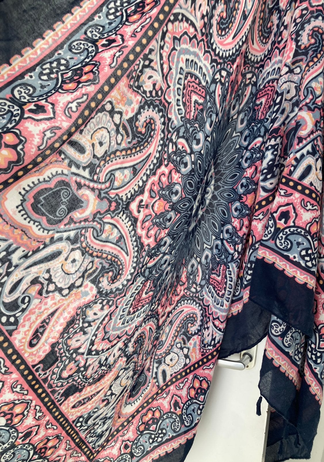 Prachtige Grote Sjaal omslagdoek Stola paisley print, Ophalen of Verzenden, Gedragen, Maat 38/40 (M), Sjaal