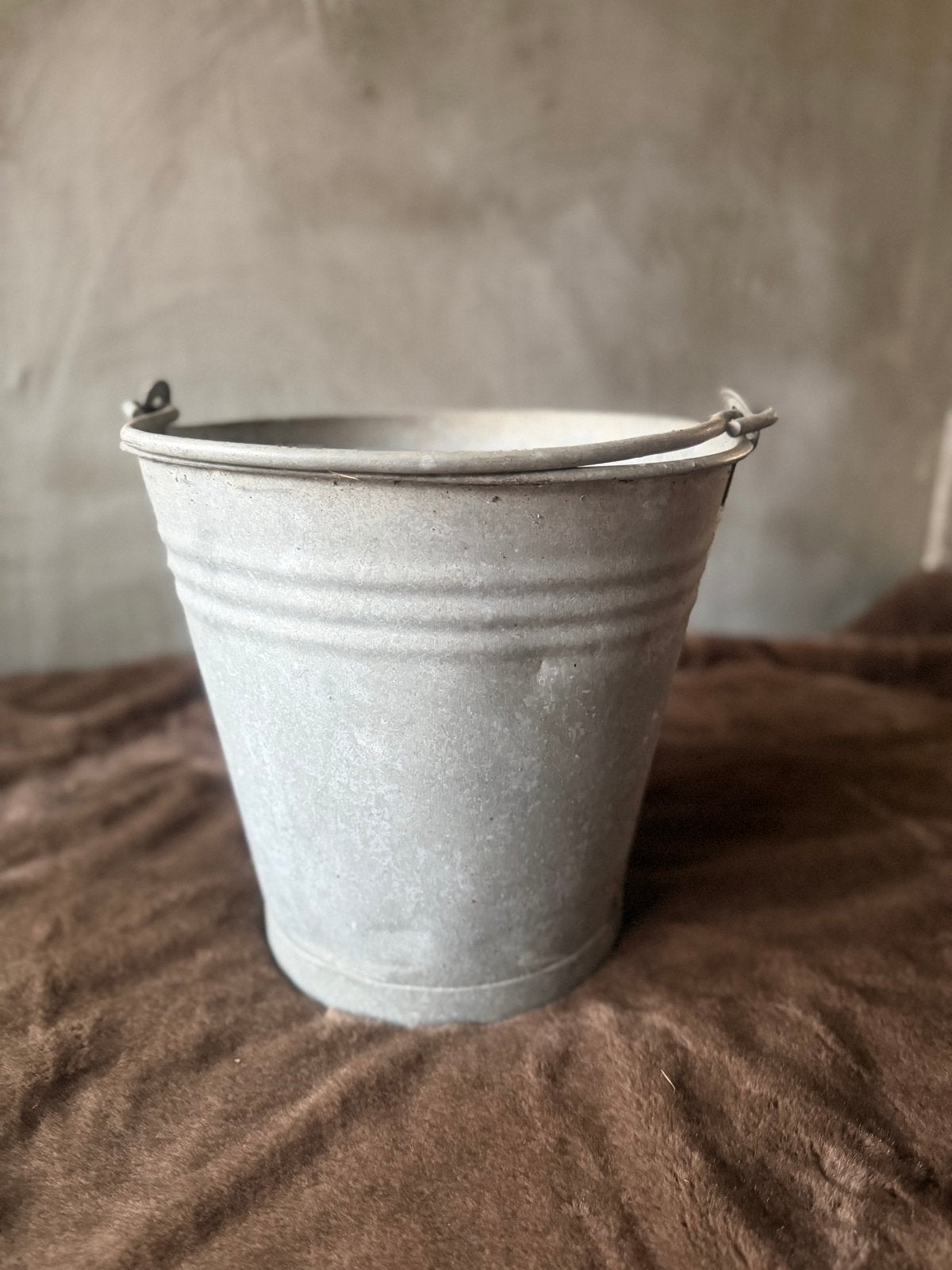 Oude Gietijzeren Emmer | Decoratief en Robuust, Gebruikt, Ophalen of Verzenden, Landelijk, Metaal
