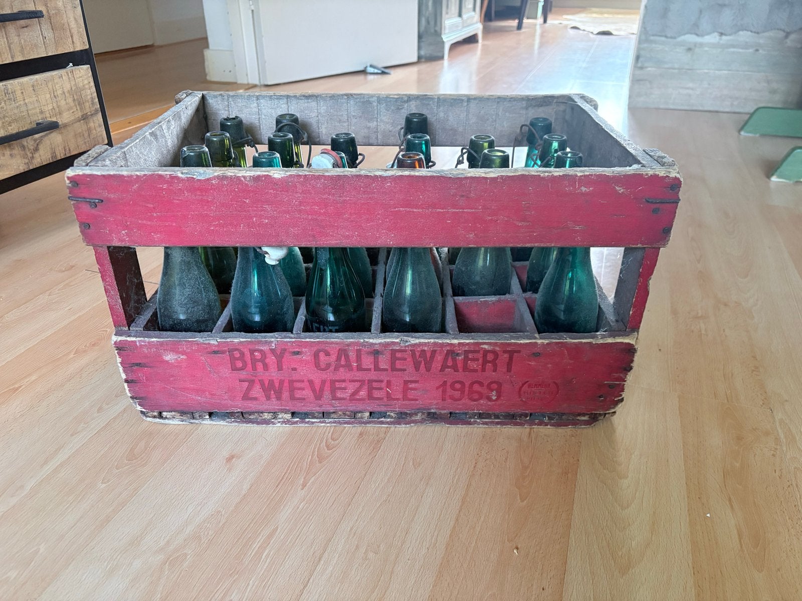Antiek bierkrat uit Zwevezele 1969 met 21 flesjes, Ophalen