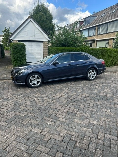 Mercedes-Benz E-Klasse 2.2 CDI E220 Sedan AUT 2015 Blauw, Auto's, Achterwielaandrijving, Beige, 4 cilinders, 2000 kg