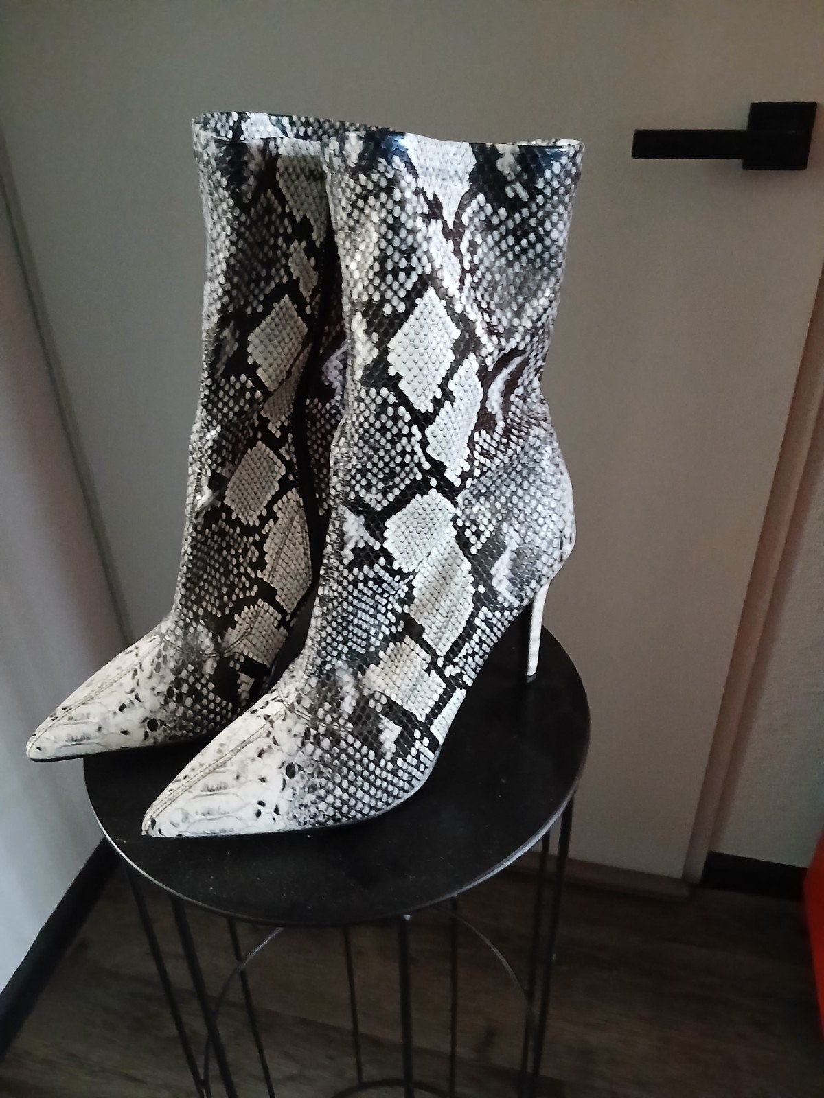 Slangenprint enkellaarzen met hoge hak - Maat 41, Kleding | Dames, Ophalen of Verzenden, Gedragen, Zwart, Lage of Enkellaarzen