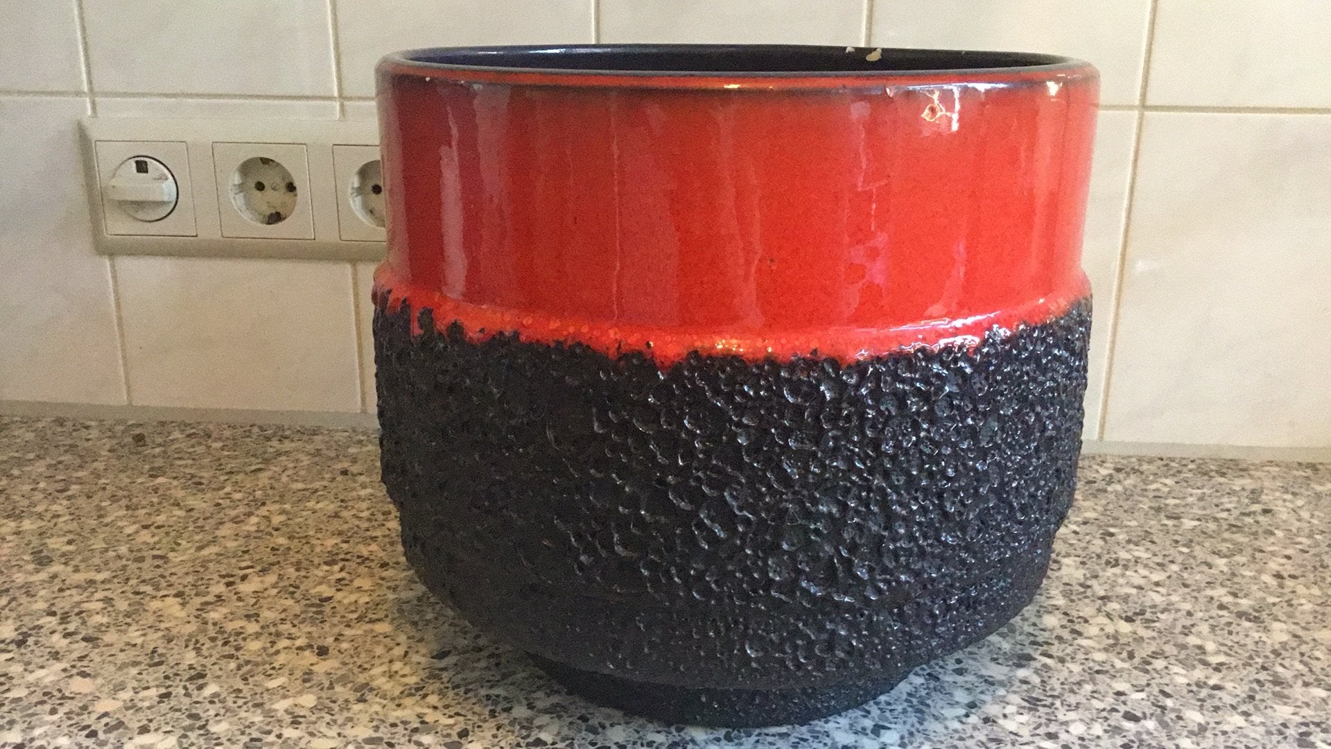 Hele grote fat lava bloempot rood zwart, Tuin en Terras, Bloempotten, Gebruikt, Rond, Minder dan 40 cm, Balkon