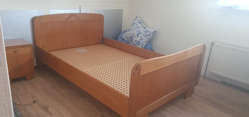 Retro bed + matras + topper, Ophalen, Gebruikt, Bruin, 190 cm of minder