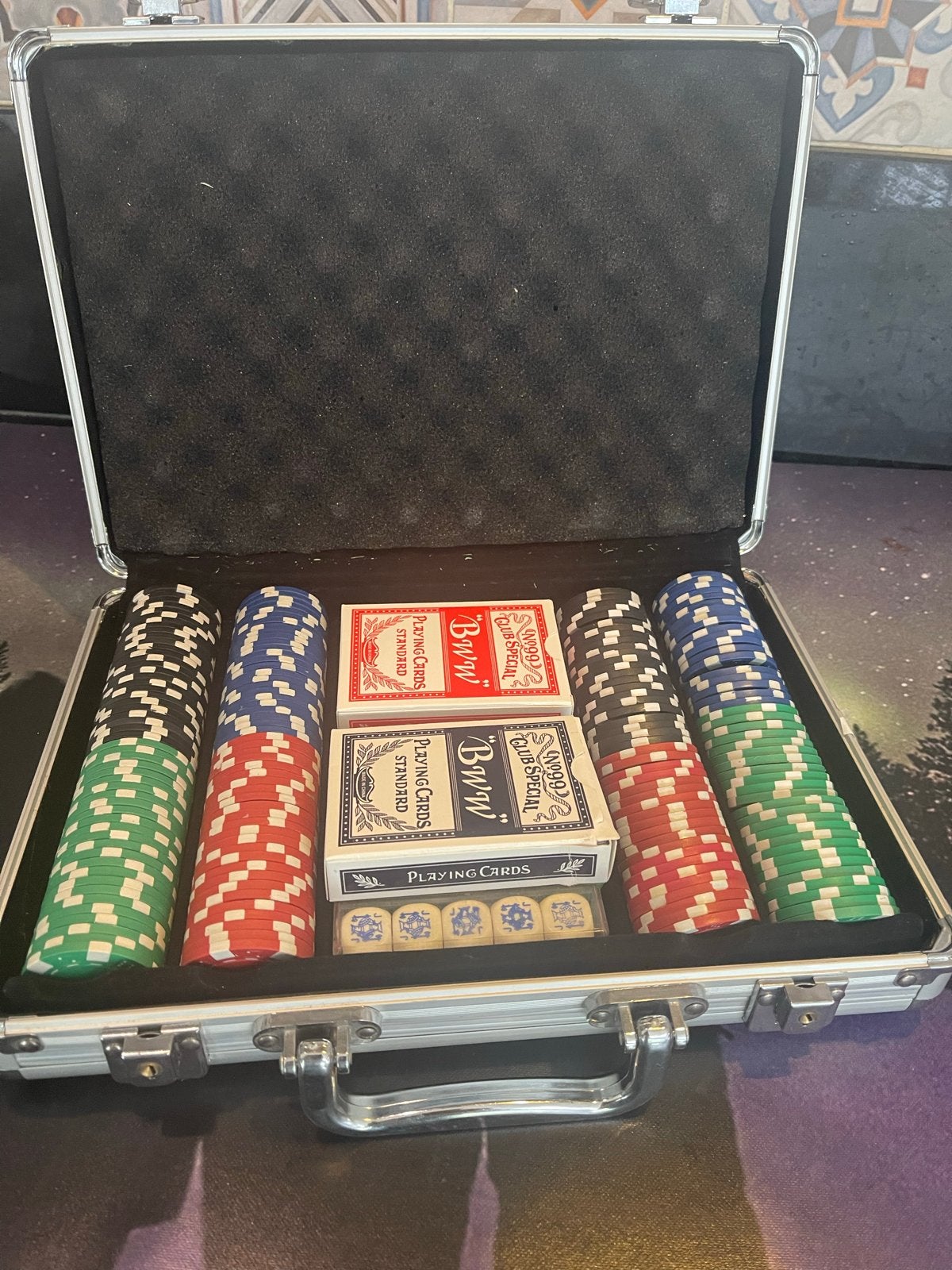 Pokerset in aluminium koffer met fiches, kaarten en dobbelst, Hobby en Vrije tijd, Gezelschapsspellen | Overige, Drie of vier spelers