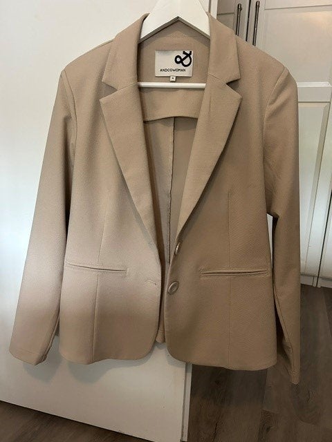 Andcowoman Blazer en broek, Maat 38/40 (M), Kostuum of Pak, Verzenden, Beige