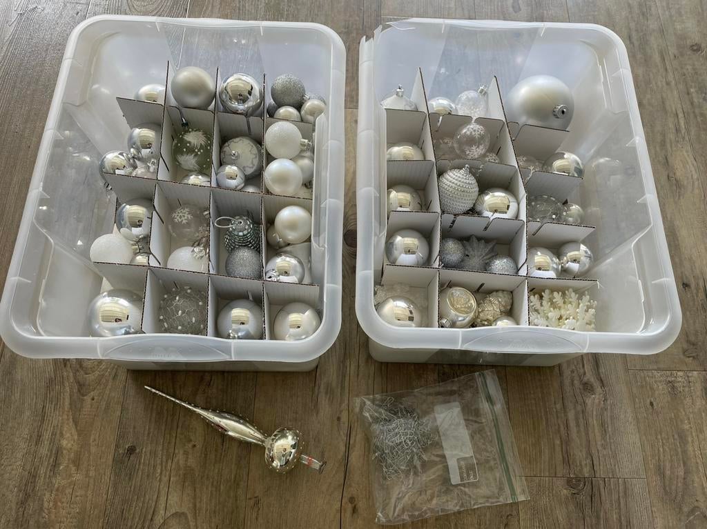 Grote set zilveren / witte kerstballen, Ophalen, Zo goed als nieuw