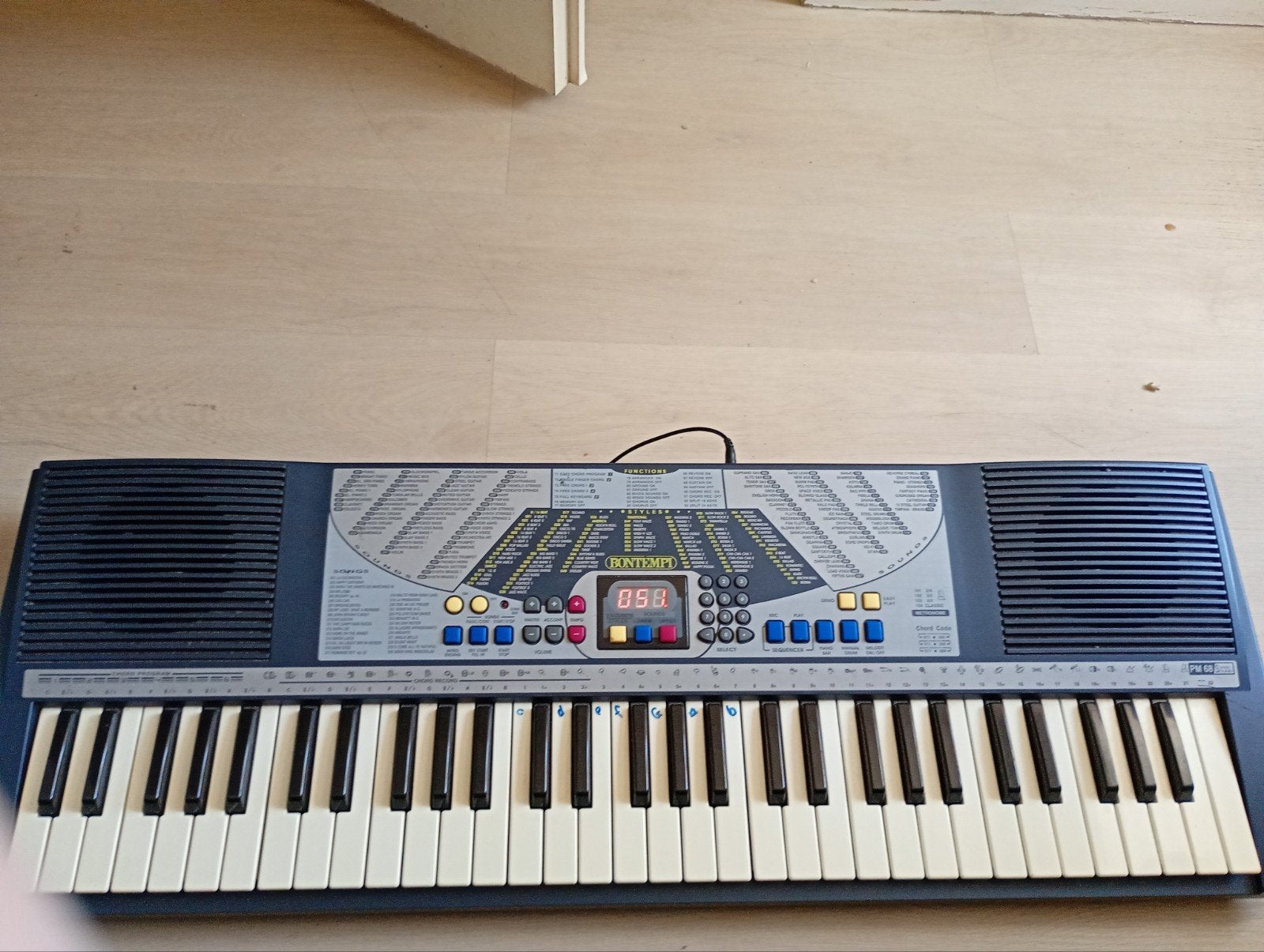 Elektronisch keyboard met adapter
