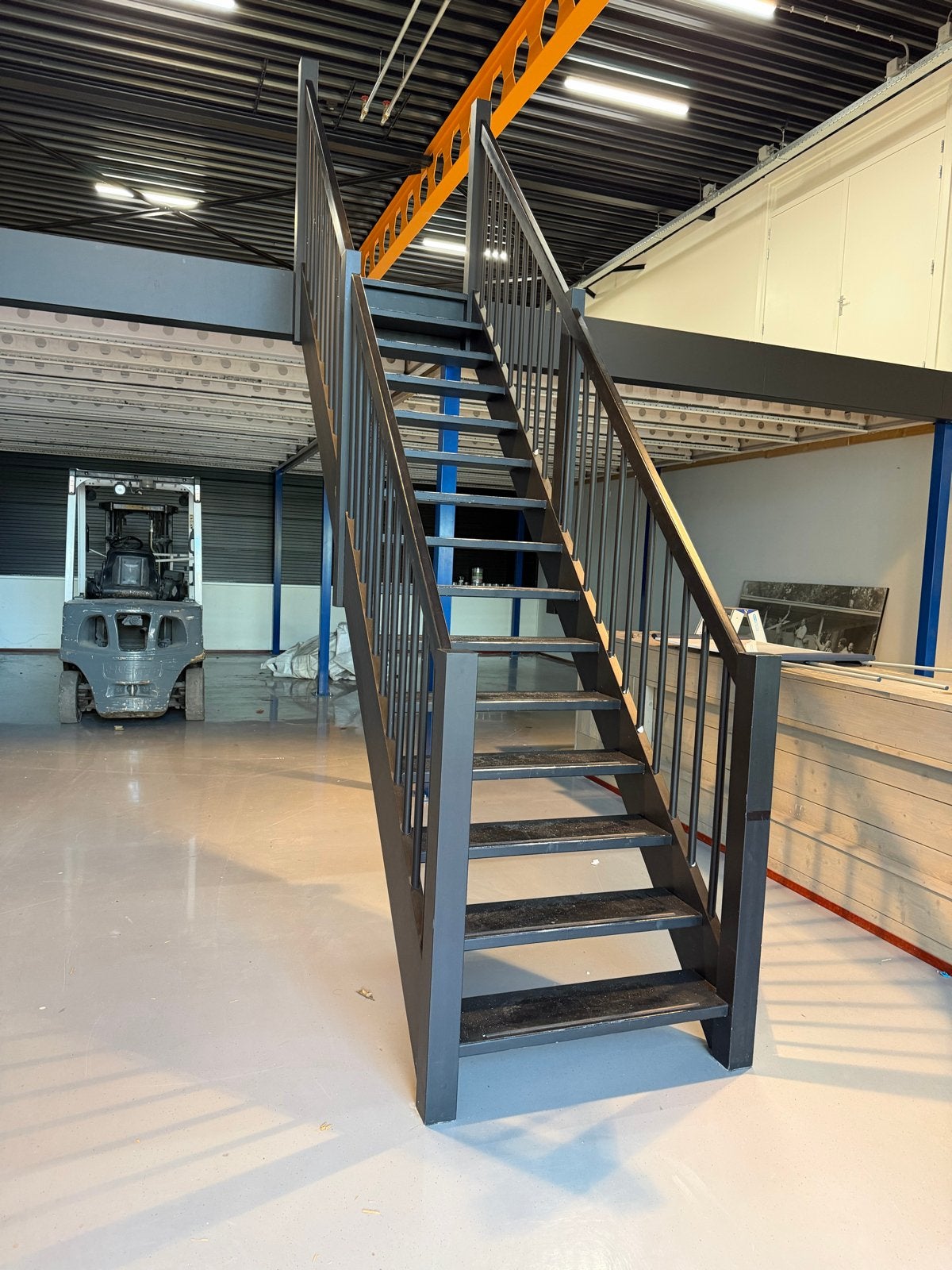 Stevige trap met leuning voor verdiepingsvloer - nette staat, Ophalen, Zo goed als nieuw, Trap, 2 tot 4 meter