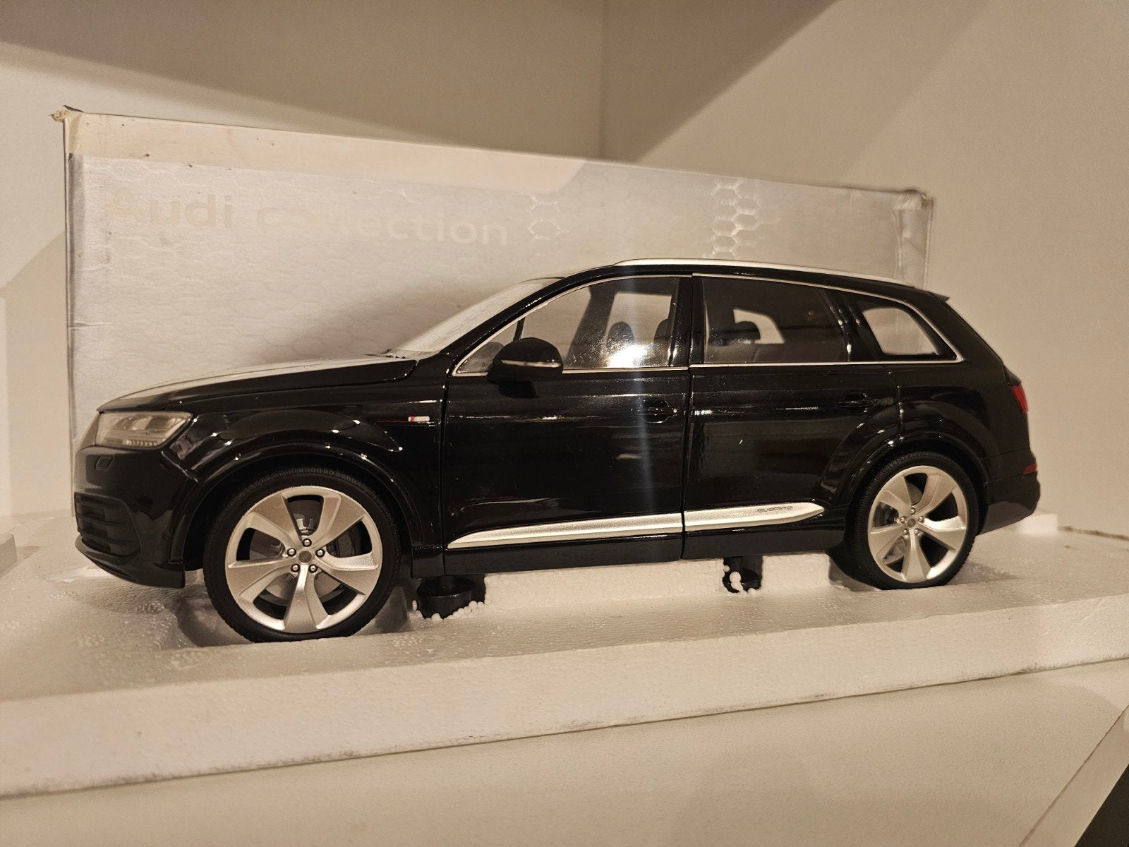 MINICHAMPS AUDI Q7 ZWART 1:18, Ophalen of Verzenden, Zo goed als nieuw